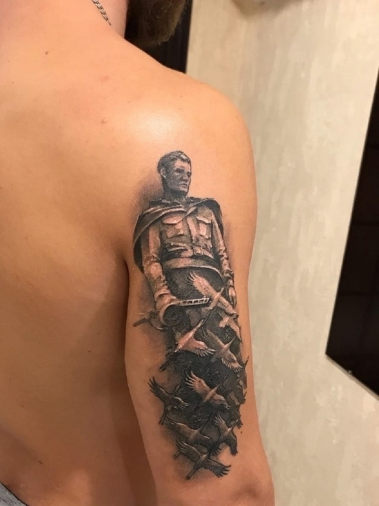 Житель Тверской области набил татуировку солдата с Ржевского мемориала