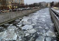 Петербуржцам запретят выходить на лед водоемов, расположенных в черте города, с 15 марта. Об этом сообщили в пресс-службе ГУ МЧС по Петербургу.