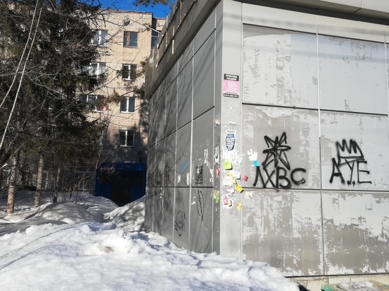 Вандалы изрисовали криминальными аббревиатурами павильон возле отдела полиции в Новосибирске