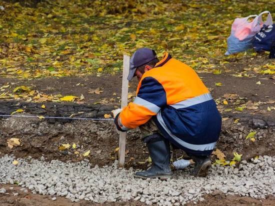 Почему в Пскове чинят дорожные ямы в дождь, объяснили в ГИБДД