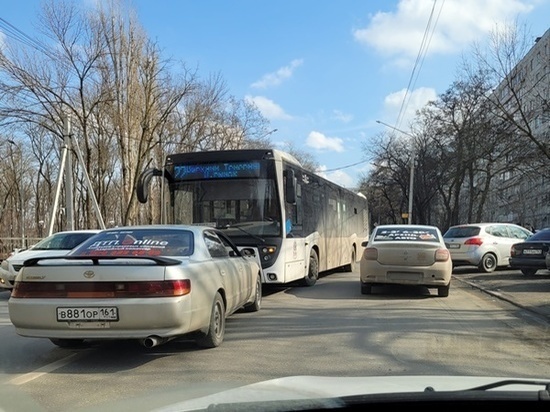 В Ростове водитель автобуса протаранил иномарку