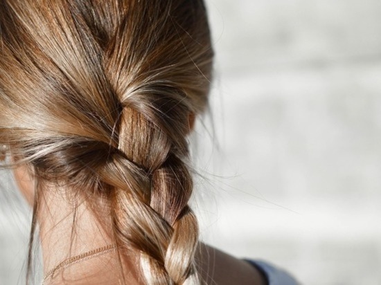 Трихолог назвала основные причины выпадения волос у женщин