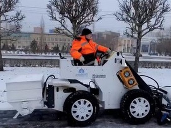 Новую технику для уборки тротуаров приобрели в Красноярске