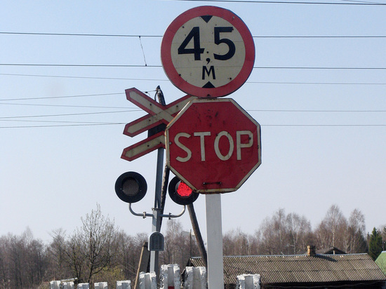 Маршрутка застряла в яме на ж/д переезде в Лобне