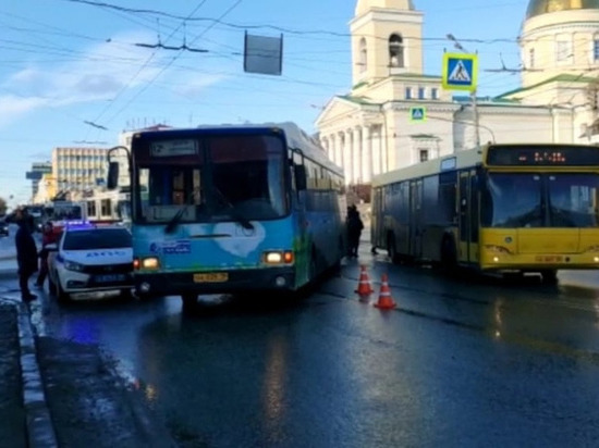 Женщина в Ижевске попала под автобус и погибла, перебегая дорогу на красный свет