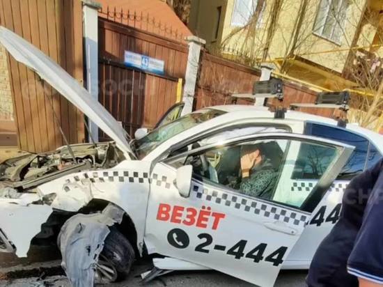 Таксист на скорости влетел в ворота частного дома в Сочи