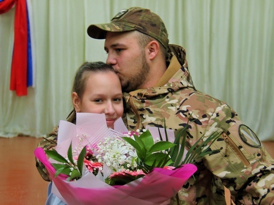 В Орле через год встретились боец спецоперации и написавшая ему письмо школьница