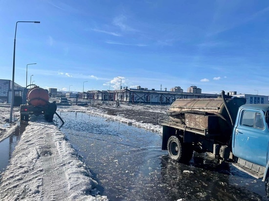 Коммунальщики Кызыла ведут борьбу со снегом и лужами