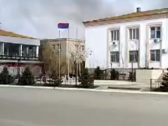 Недоглядели: над зданием астраханского военкомата развевается необычный флаг