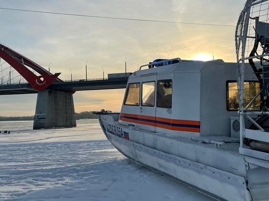 В Новосибирске на Бугринском мосту искали девушку за парапетом