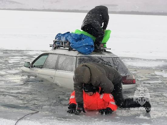 На Байкале под лёд провалился автомобиль с людьми
