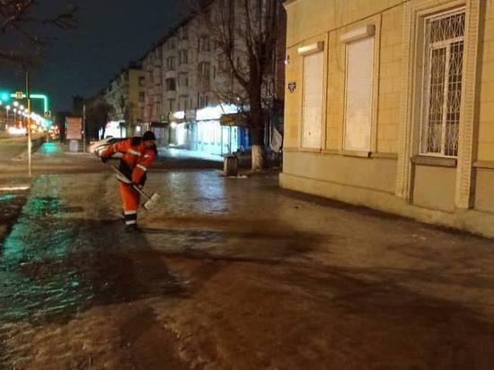 Впервые в Красноярске тротуары от льда очищали ночью