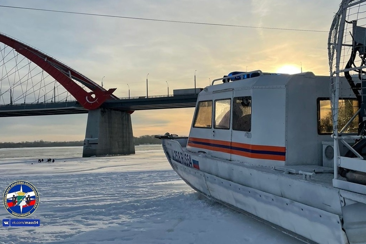 В Новосибирске на Бугринском мосту искали девушку за парапетом - МК