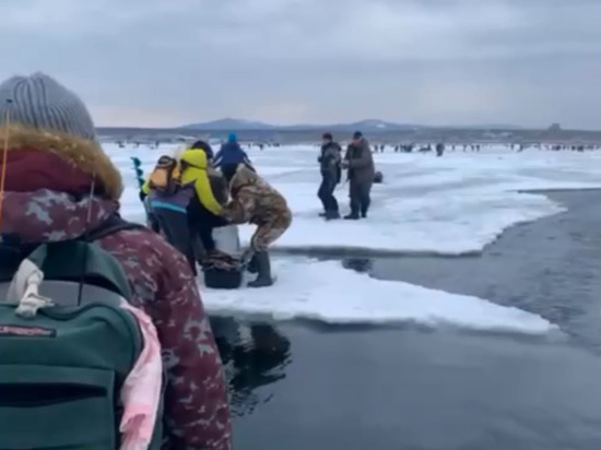 Десятки рыбаков оказались на оторванной льдине на восточном побережье Сахалина