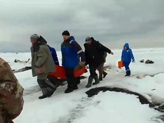 Рыбака унесли со льда на носилках после травмы на Сахалине