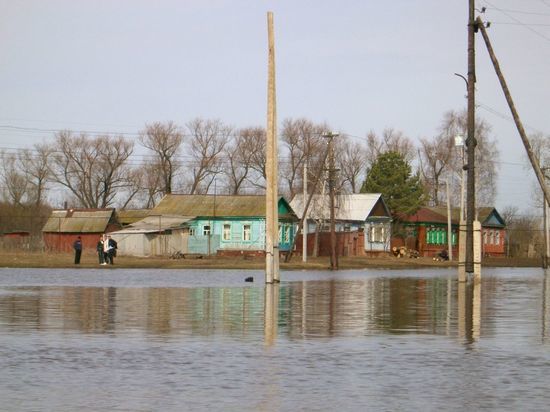 МЧС: через несколько часов под Саратовом затопит пять мостов