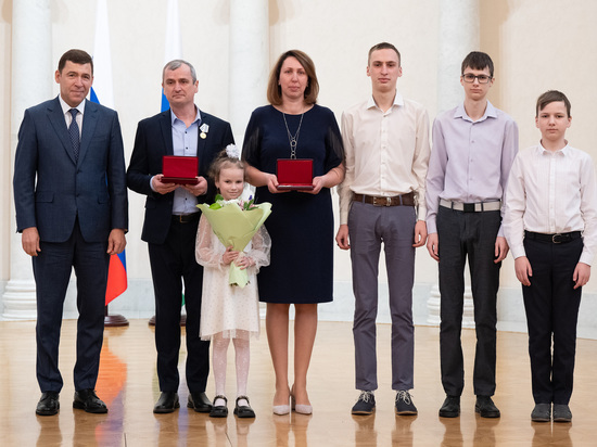 Евгений Куйвашев вручил государственные награды жителям Свердловской области