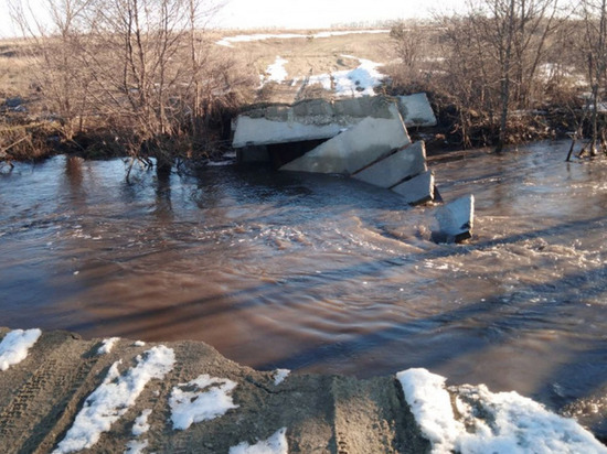 Под Саратовом произошло обрушение моста через реку