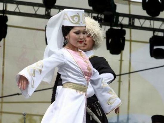  «Ойраты» дали большой концерт для школьников и студентов Калмыкии