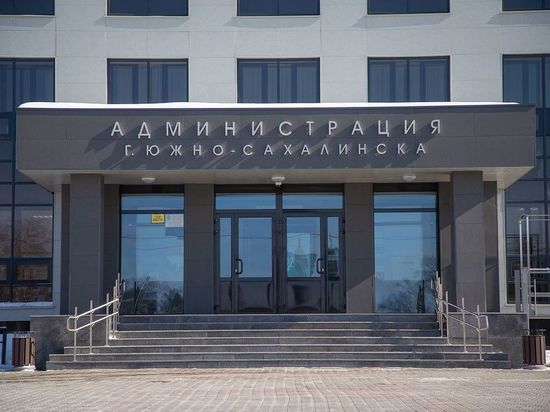 Более 500 водителей оштрафовали за парковку на газонах в Южно-Сахалинске с начала года