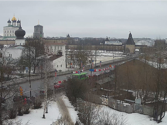 Часть Ольгинского моста в Пскове закрыли для движения