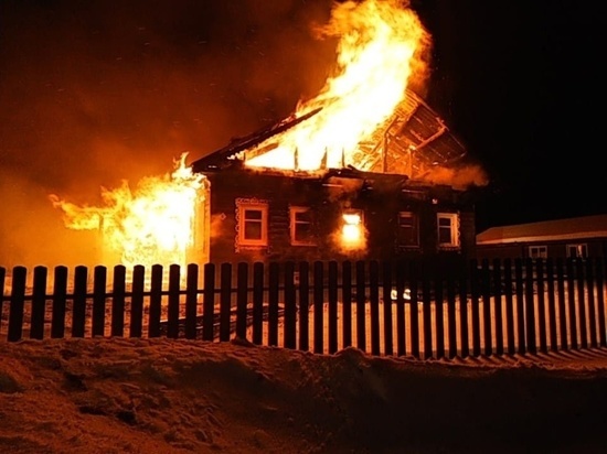 Два человека эвакуировались из горящего частного дома в Вологодской области
