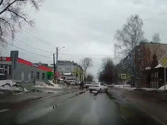 Водитель перегородил дорогу и помог упавшей женщине в Тверской области
