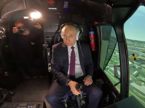 Появились кадры «полета» Путина на тренажере вертолета в Улан-Удэ