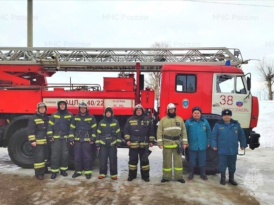 В Тверской области пожарные спасли восемь человек из горящего дома