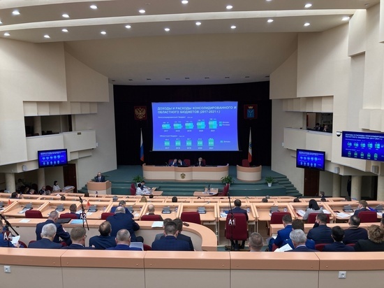 Депутаты Саратовской области задумались, пускать или нет на мероприятия журналистов в вызывающей одежде