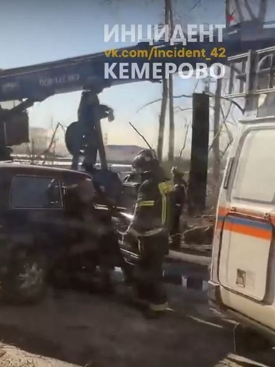 Автомобиль столкнулся с автокраном в Кемерове