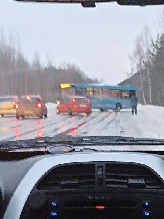 В Тверской области на скользкой дороге развернуло автобус