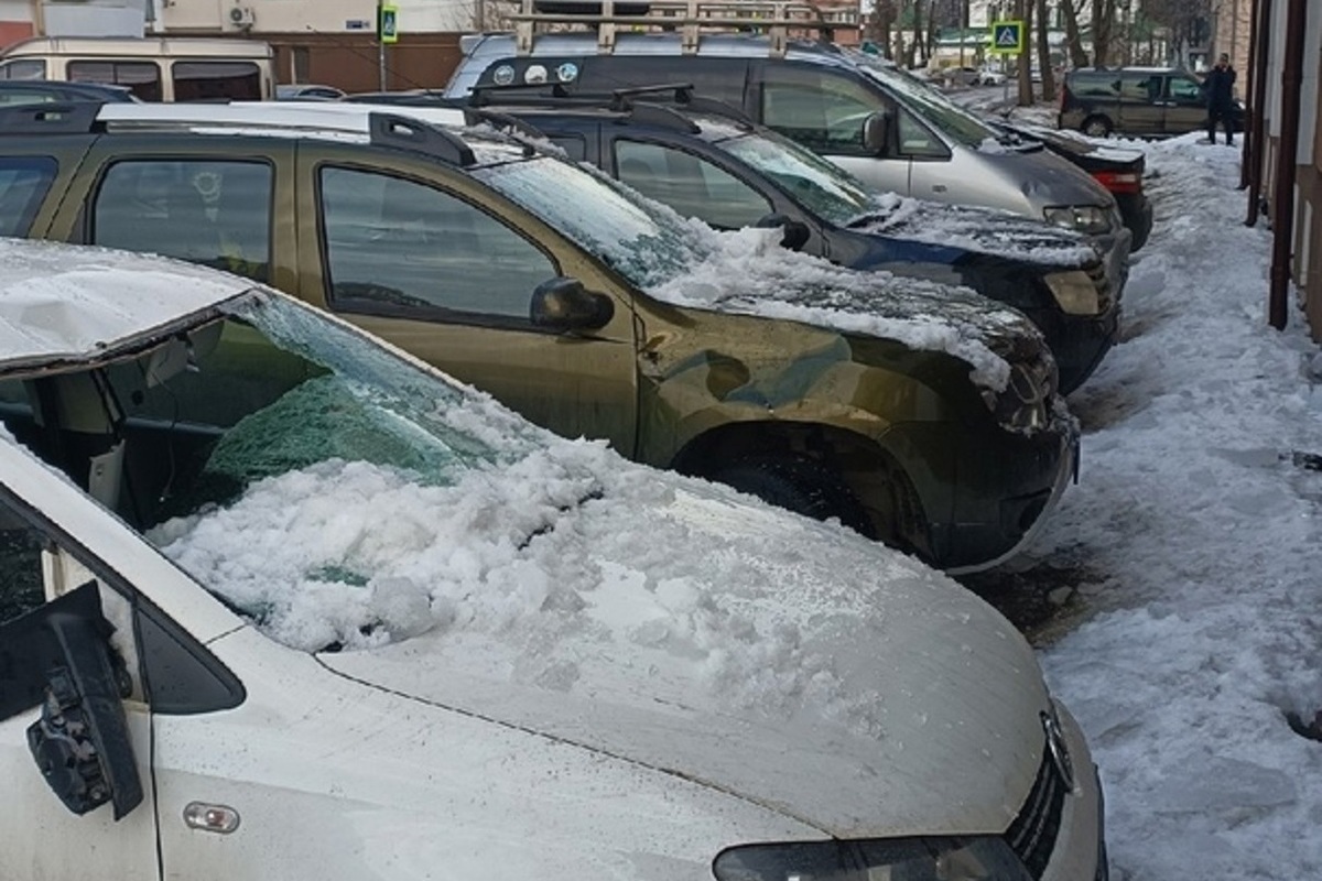 В Ярославле снежная лавина «накрыла» припаркованные авто
