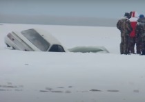 Автомобиль с тремя туристами провалился под лед озера Байкал, сообщает Байкальский поисково-спасательный отряд