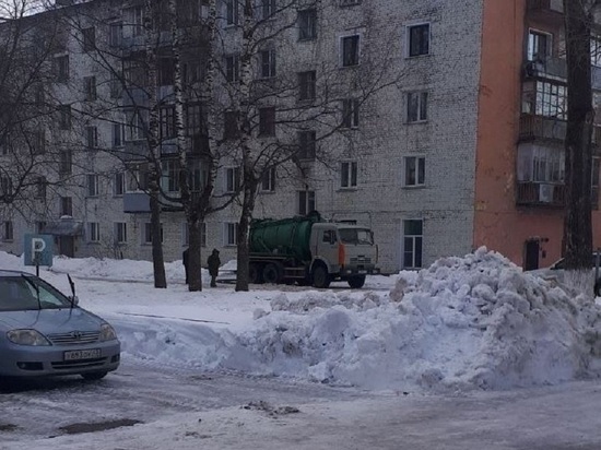  В Кирове начали осушать подвальное «озеро» в доме на улице Щорса
