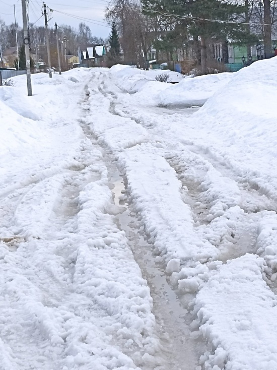 Жители Тверской области продолжают тонуть в снежной «каше» на дороге