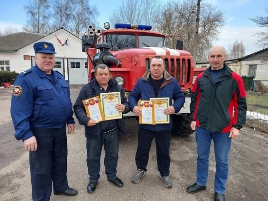 Двух жителей Курской области наградили за спасение мужчины во время пожара