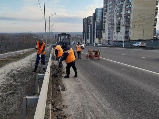 Дорожники за ночь очистили Курск от 159 кубометров пескосоляной смеси и мусора