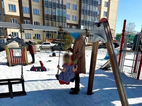 В Новосибирске в микрорайоне Весенний заметили раздетую девочку