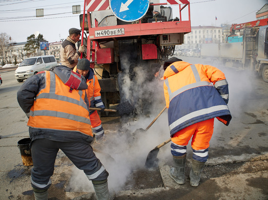 Более 800 кв метров ям залили литым асфальтом зимой в Южно-Сахалинске