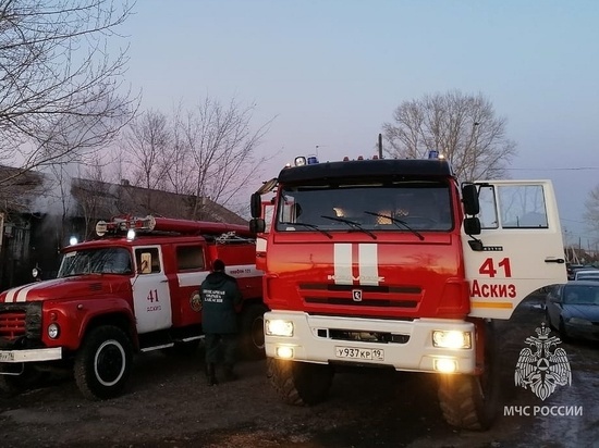 В Хакасии за сутки пожарные потушили сено, квартиру и мусор