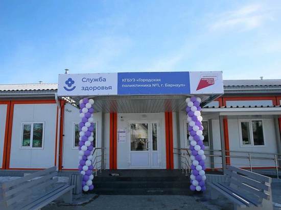 Виктор Томенко оценил работу новой амбулатории в барнаульском поселке Кирова