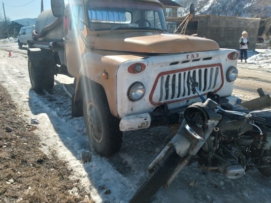 В Хакасии мотоцикл «в лобовую» столкнулся с грузовиком на встречке