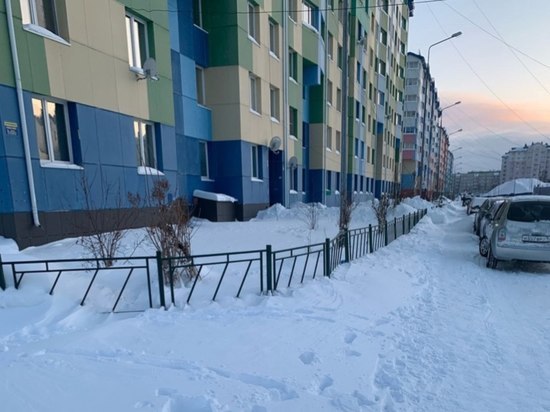 В Ноябрьске подрядчик снова не может почистить двор от снега из-за припаркованных авто