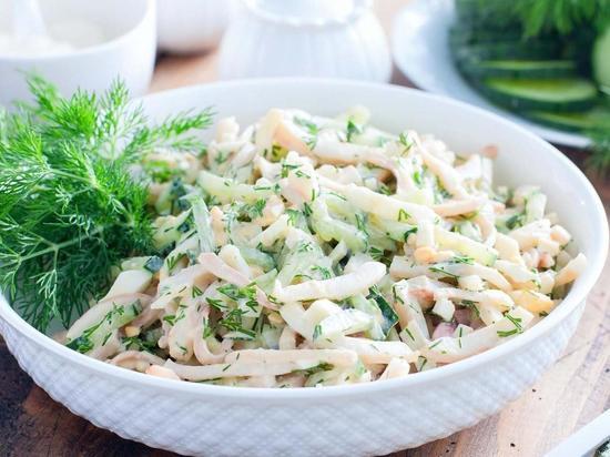 Как приготовить вкуснейший салат из кальмаров: в нем всего 3 ингредиента