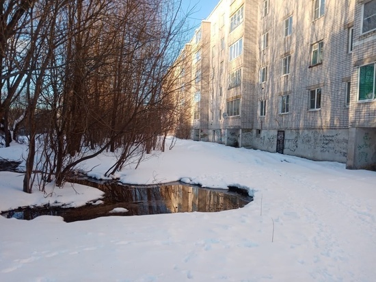 Река со зловонным запахом появилась во дворе жилого дома в Тверской области