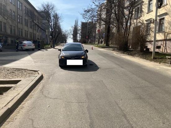  В Ставрополе выбежавшая на «зебру» девушка попала под машину