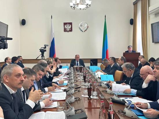 Премьер Дагестана проводит совещание с членами правительства