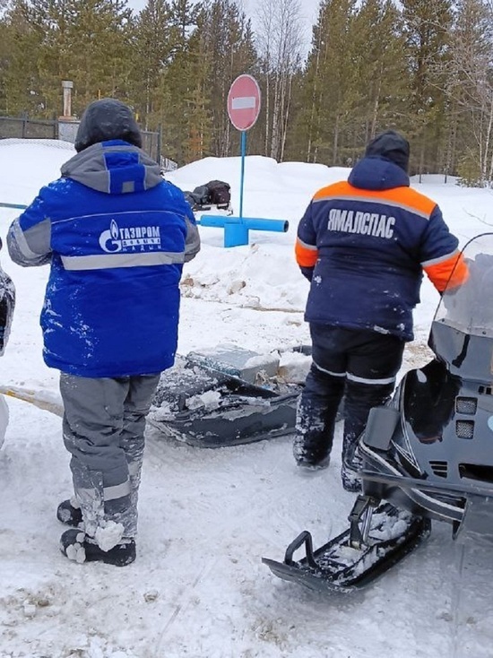 В тундре Ямала спасатели почти сутки искали троих снегоходчиков