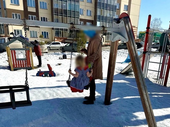 В Новосибирске мать гуляющей в одном платьице девочки состоит на учете